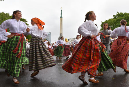 Folkloras kopu programma "Dindaru, dandaru, radu rotaļu rakstus"