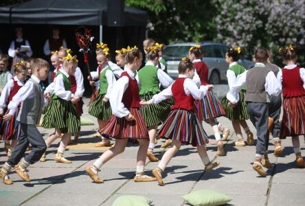 Gatavojas XIII Latvijas Skolu jaunatnes dziesmu un deju svētkiem