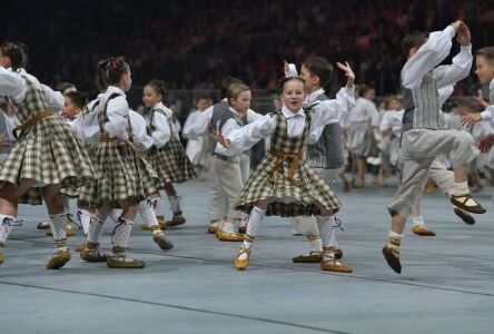 Skatuviskās tautas dejas uzvedums